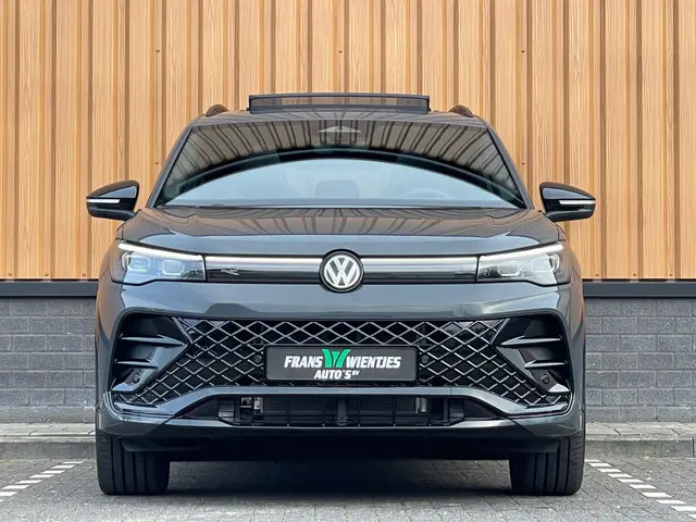 Volkswagen Tiguan 1.5 eHybrid R-Line Edition | Black Style | Panoramadak | Elektrische Trekhaak | 20...