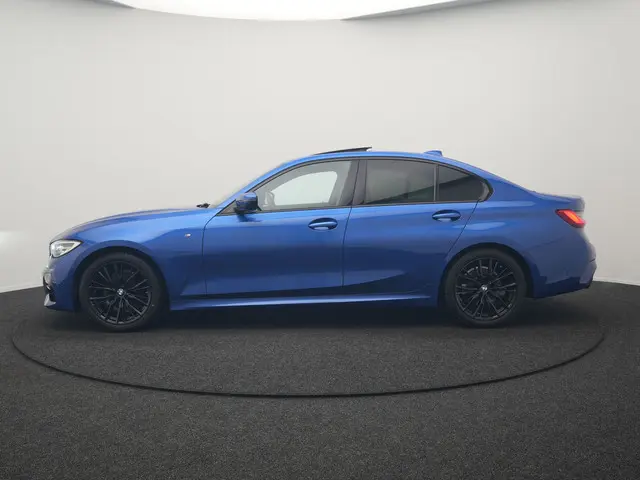 BMW 3-serie 318i M Sport Shadow 156pk Dealer O.H | Panodak | Alcantara Sportstoelen Verwarmd | Camer...