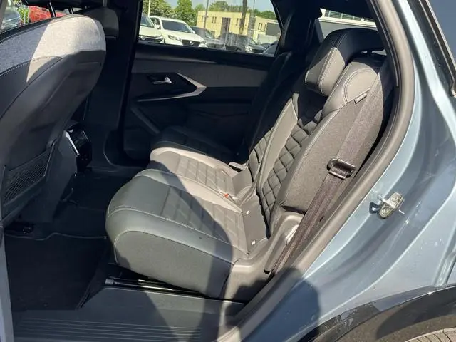 Peugeot e-5008