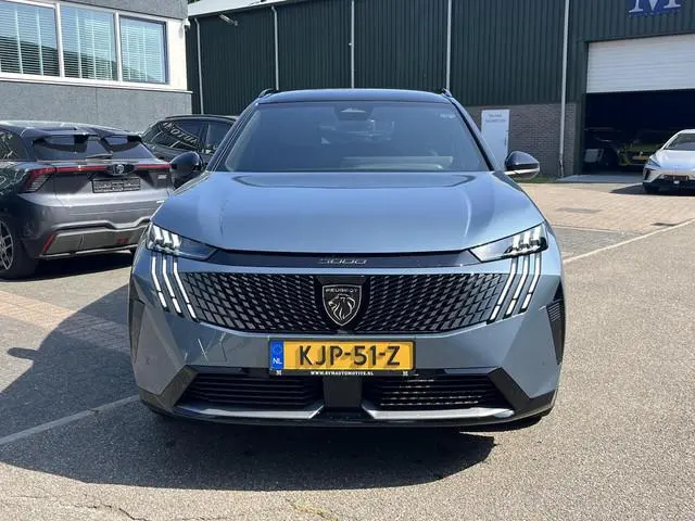 Peugeot e-5008