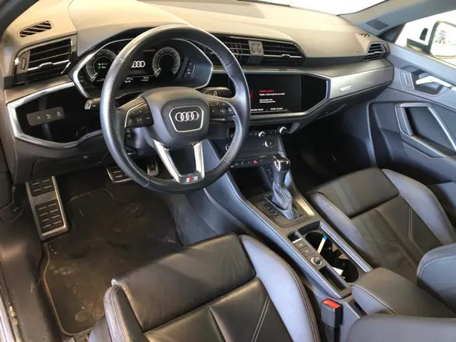 Audi Q3 45 TFSI e 245pk S edition 2x S-Line Leder Navigatie Stoelverwarming