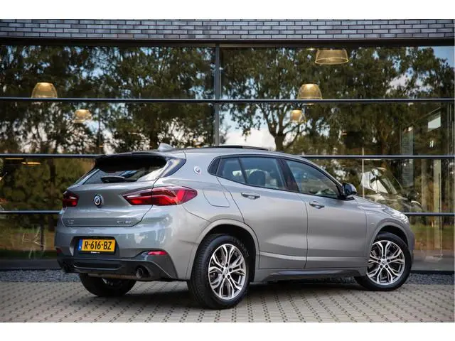 BMW X2 xDrive20i Business Edition Plus , Panoramadak, HUD, Achteruitrijcamera, Navigatie,