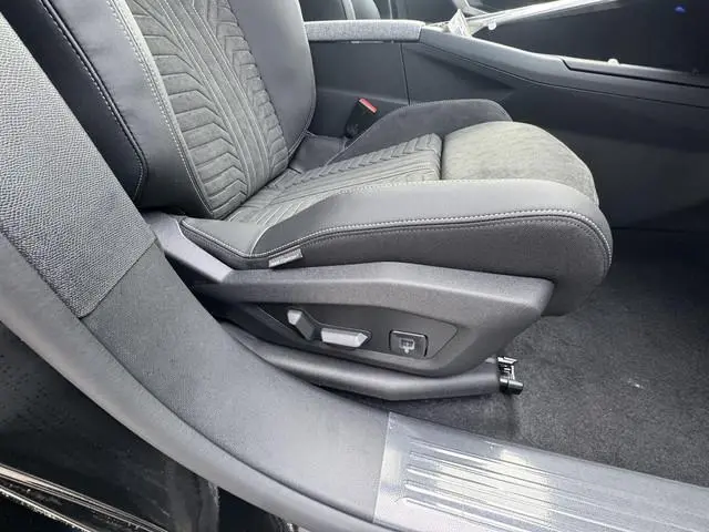Peugeot e-5008