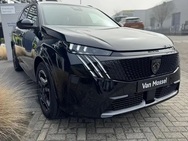 Peugeot e-5008
