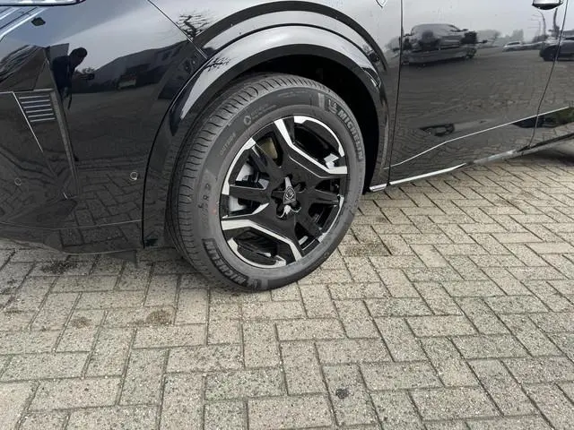 Peugeot e-5008
