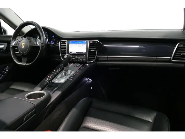 Porsche Panamera 3.0 S E-Hybrid / Schuif-/kanteldak / Elektr. verstelbare voorstoelen (links memory)...