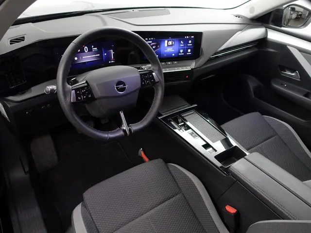 Opel Astra Sports Tourer 1.6 Turbo Hybrid Aut- Carplay, Android Auto, Privacy Glass, Dynamic Select,...
