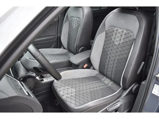 Volkswagen Tiguan 1.5 TSI R-Line 150 Pk HUD Pano IQ Lights Navi Camera Standkachel Trekhaak 20 Inch