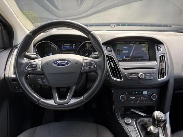 Ford Focus 1.5 Titanium Edition Dealer Onderhouden,Navi,Trekhaak,150pk,N.A.P,6 Bak,Clima,Cruise,Keyl...