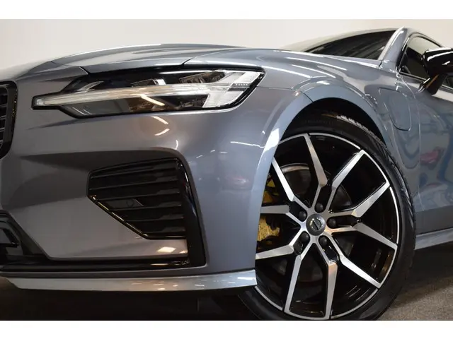 Volvo S60 2.0 Recharge T6 AWD R-Design PHEV Adapt. Cruise/ Massage stoelen/ 20" Polestar velgen