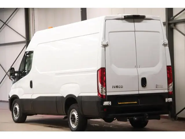 Iveco Daily 35S14V AUTOMAAT L2H2 3500KG TREKVERMOGEN