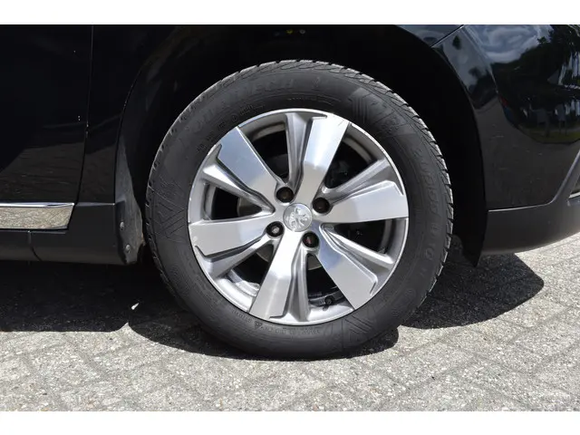 Peugeot 2008 1.2 PureTech Active Automaat / Clima / Trekhaak / Parkeersensoren / Cruise control / 16...