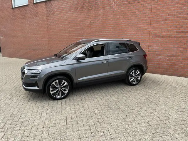 Skoda Karoq 1.5 TSI 150pk DSG Style Navigatie Apple Carplay/Android Auto Parkeersensoren Camera Adap...