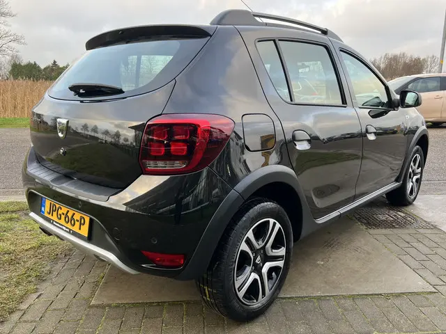 Dacia Sandero Stepway 0.9 TCe 90pk Laureate/ Automaat/ Dealer onderhouden / Camera / Cruise /