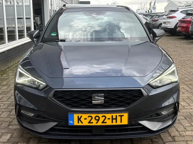 SEAT Leon Sportstourer 1.5 TSI FR Launch Edition | Uitklapbare Trekhaak | Sfeerverlichting | Apple C...