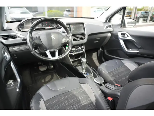 Peugeot 2008 1.2 PureTech Allure Pano Dakrail DAB Trekhaak Airco Stuurwielbed. Camera