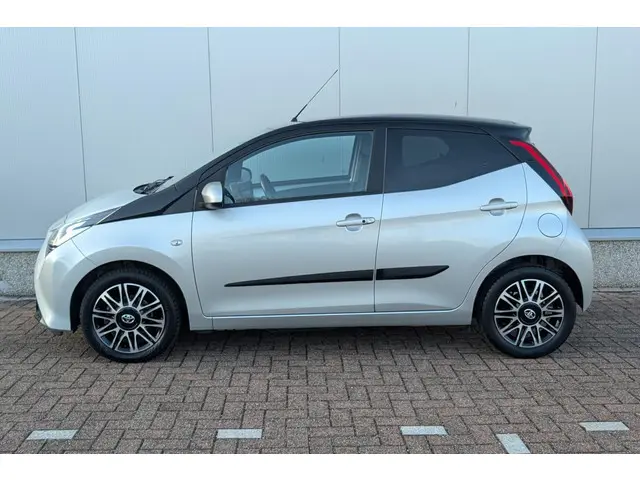 Toyota Aygo 1.0 VVT-i x-clusiv Achteruitrijcamera, Apple Carplay & Android Auto