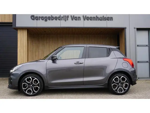 Suzuki Swift 1.4 130pk Sport Smart Hybrid 5Drs Navi Keyless LED 17inch LM A-Camera Stoelverwarming 7...
