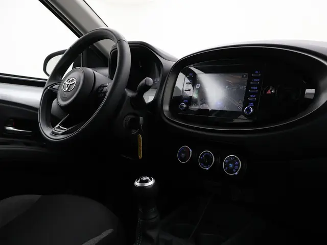 Toyota Aygo X 1.0 VVT-i MT PLAY + ADAPTIVE CRUISE | APPLE CARPLAY | CAMERA | AIRCO