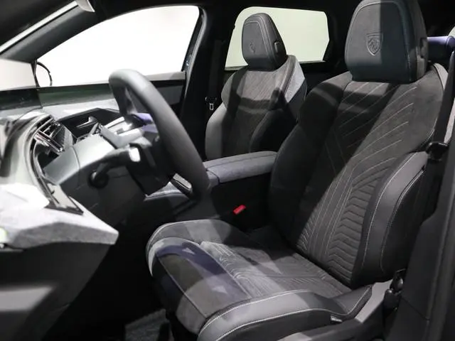 Peugeot e-5008