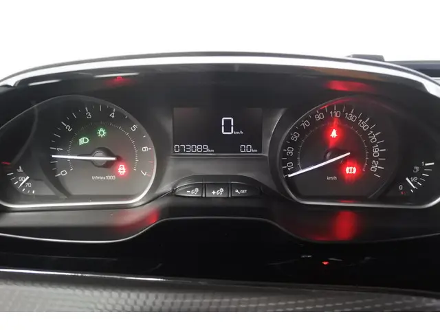 Peugeot 208 1.2 82pk Signature Connect Trekhaak NL NAP