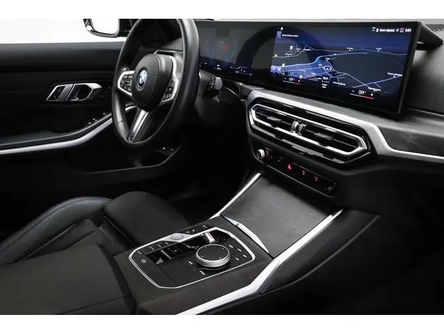 BMW 3-serie Touring 330e M-Sport | SOH 95% | PANORAMADAK | HEAD UP | HOUTAFWERKING | CAMERA | 19"