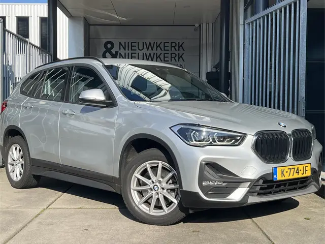 BMW X1 sDrive20i Executive Edition | AUTOMAAT | TREKHAAK | HEAD-UP DISPLAY | NAVI XL | CRUISE CONTRO...