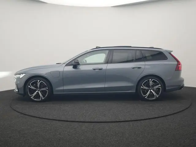 Volvo V60 T6 AWD Plus Dark Long Range PHEV 350pk Dealer O.H | SOH 93,9% | Trekhaak Af Fabriek | Pano...