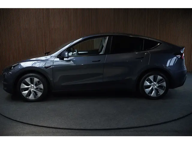 Tesla Model Y Long Range Dual Motor AWD 514pk Afn. trekhaak Navi Camera Leer Warmtepomp ACC Autopilo...