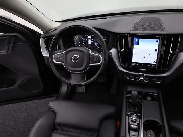Volvo XC60 2.0 B5 Momentum Exclusive | Pano | Trekhaak | Head Up | 360 Camera | Blis | 20'' | Prijs...