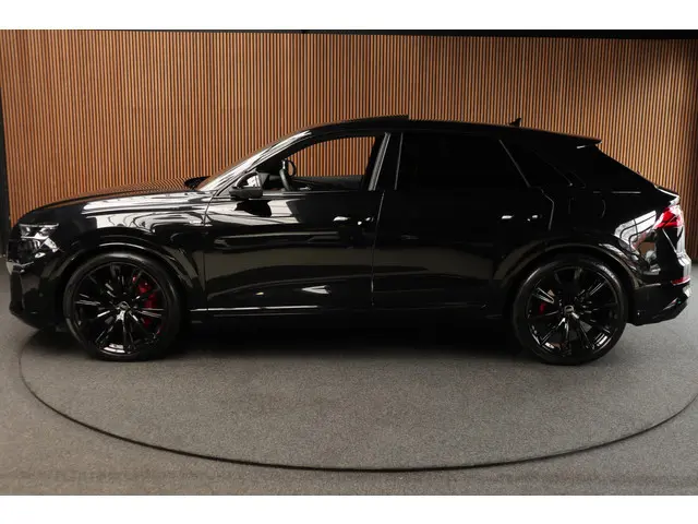 Audi Q8 60 TFSI e quattro Pro Line S Competition 360 ° HUD B&O Panodak ACC Leer 23'' LM velgen Memory seats Carbon Climate voor en achter PDC Elektr. uitklapbare trekhaak Stoelverwarming voor & achter Niveauregeling NIEUW! Fabrieksgarantie!