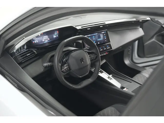 Peugeot 408 Hybrid 136 e-DCS6 Allure