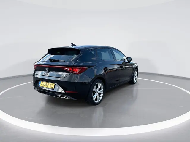 SEAT Leon 1.0 TSI FR 110pk FR · Apple/Android Car Play · Camera · Elekt. inklapbare spiegels · Navig...