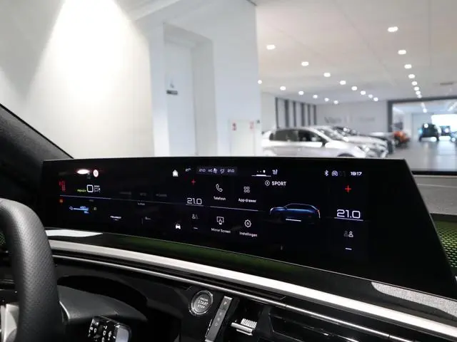 Peugeot e-5008
