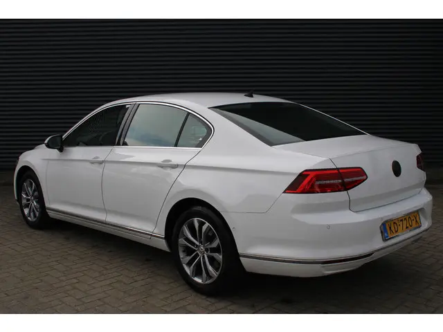 Volkswagen Passat 1.4 TSI ACT Highline Leer/Alcantara Full-Led camera Carplay