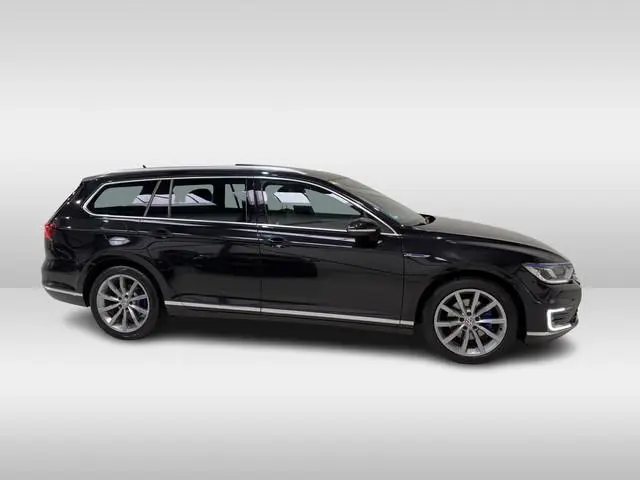 Volkswagen Passat Variant 1.4 TSI GTE 218pk Highline | Pano dak | Trekhaak | SOH 84,5%