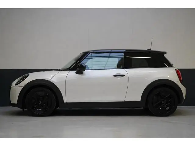 MINI Electric Classic 33 kWh | SoH 100% | Zwart optiek | Navigatie | Stoelverwarming | Privacy Glass