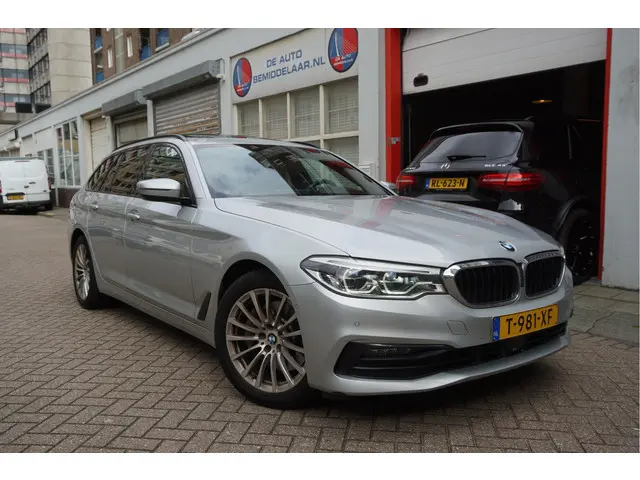 BMW 5-serie Touring 530i High Executive Sport Line | PANO * HUD * Sfeerverlichting * Adaptive + Lane...