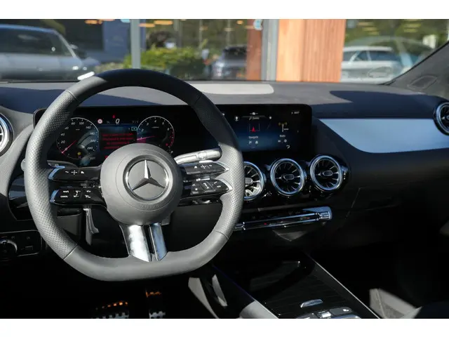 Mercedes-Benz GLA-klasse 200 AMG Line Panoramadak Adapt. Cruise AMG Pakket Ambient Wide Screen