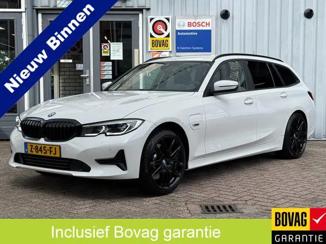 BMW 3-serie Touring 330e High Executive | LASER LED | 19 " |  CAMERA | HEAD-UP | ELEKTR KLEP | NAVI...