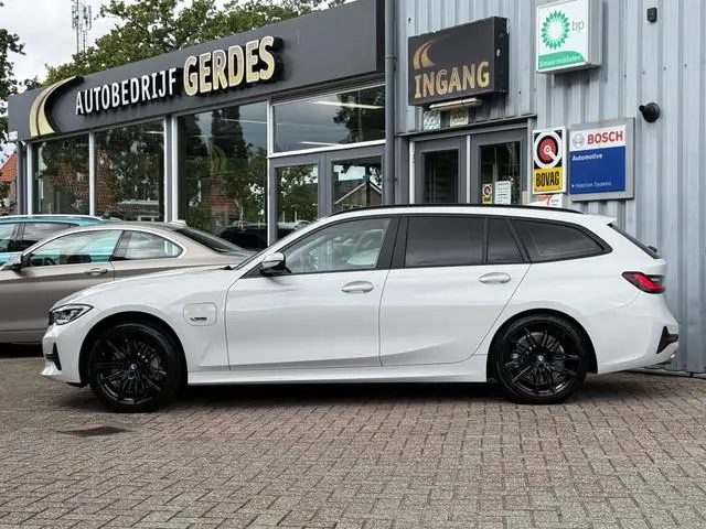 BMW 3-serie Touring 330e High Executive | LASER LED | 19 " |  CAMERA | HEAD-UP | ELEKTR KLEP | NAVI...