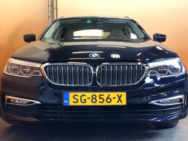 BMW 5-serie Touring 520i High Executive sportint | panodak | camera | trekhaak | leer