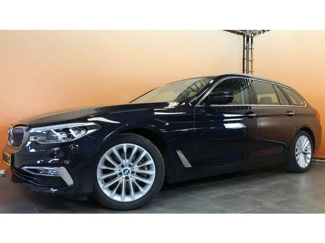 BMW 5-serie Touring 520i High Executive sportint | panodak | camera | trekhaak | leer