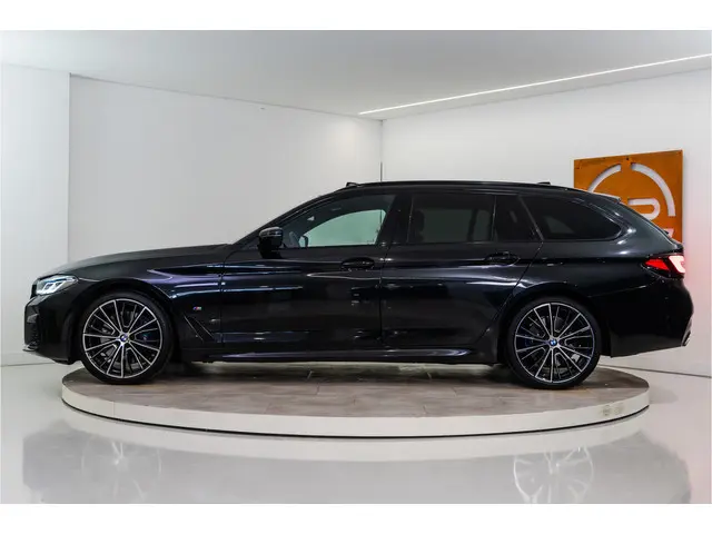 BMW 5-serie Touring 540i xDrive High Executive M Sport | 334PK | Laserlicht | Pano | HUD | Sfeer