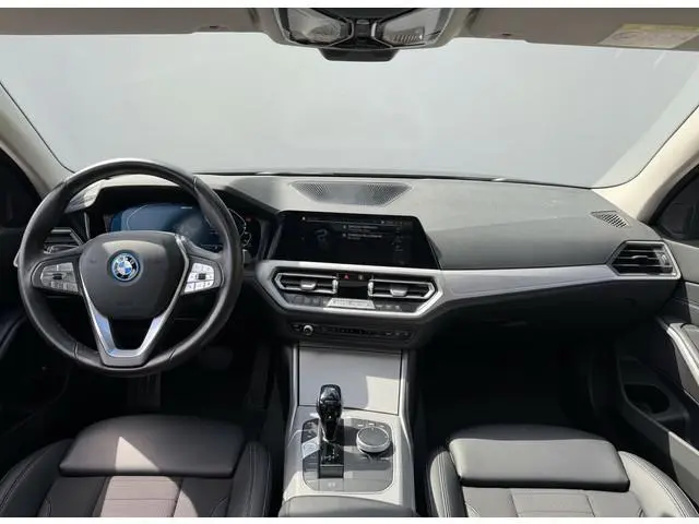 BMW 3-serie 330e 290PK HIGH EXECUTIVE HALF-LEDER/CAMERA/NAVI/PANORAMADAK