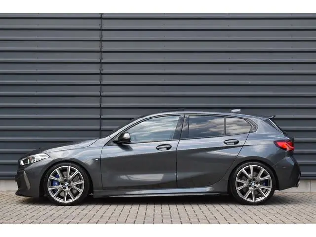 BMW 1 Serie M135i xDrive 306pk | Pano | Harman/Kardon | Head-Up | 19'' Wielen | Stuur + Stoelverwarm...