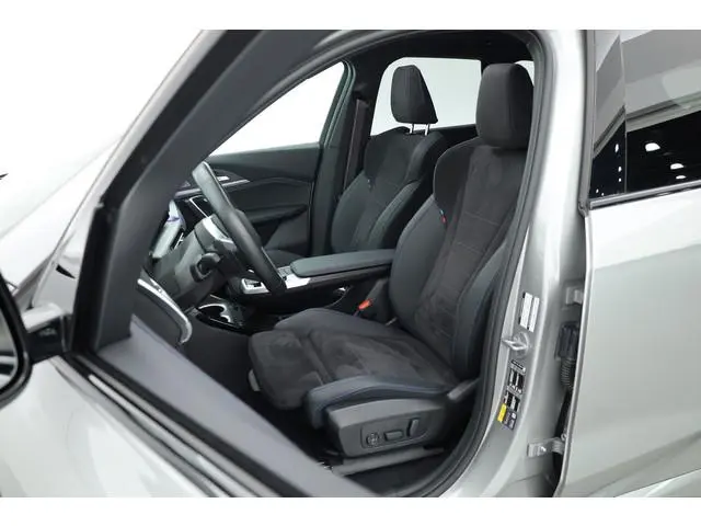 BMW iX1 eDrive20 67 kWh | Rijklaar! |SOH 100% | Rijklaar! | HUD | Memory | Pano | Trekhaak | Matrix...