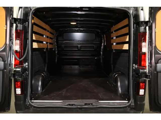 Nissan Primastar 2.0 dCi L2 H1 Automaat Airco Trekhaak