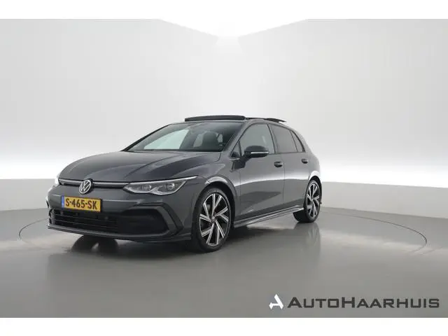Volkswagen Golf 1.5 eTSI R-Line DSG | Rijklaar! | Pano | HUD | IQ. Light (ledbalk) | Stoel- Stuurver...