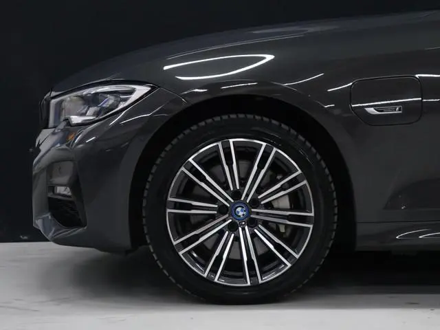 BMW 3-serie Touring 330e xDrive M Sport [SCHUIFKANTELDAK, CAMERA, APPLE CARPLAY, TREKHAAK, ANDROID,...